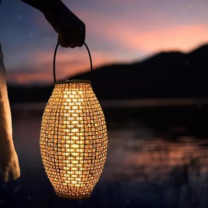 Соларна лампа од ратана